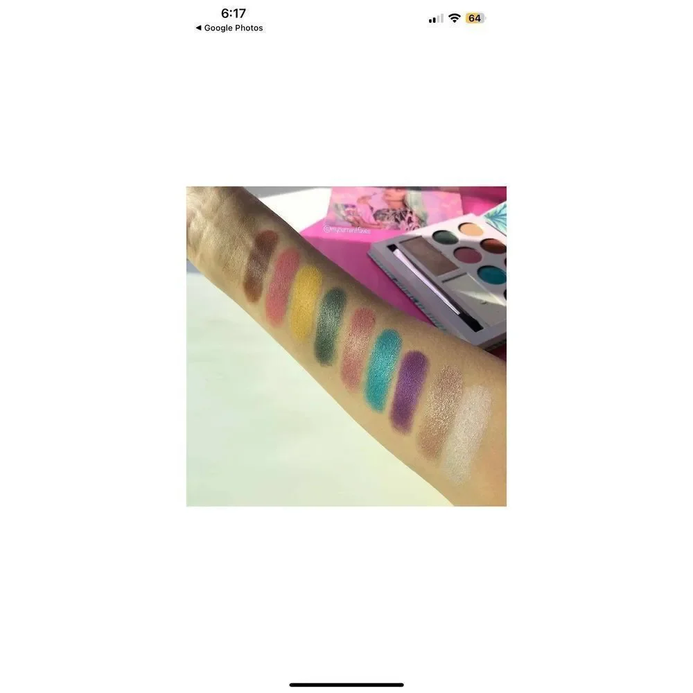 Moods by Laura Sanchez Eyeshadow and Highlighter Palette